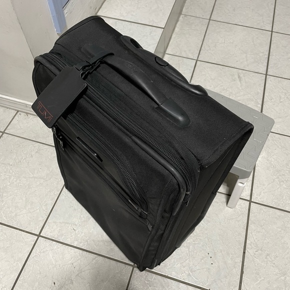 TUMI Alpha Continental Expandable 21" Carry On Upright Luggage 2 Wheel - Picture 15 of 15